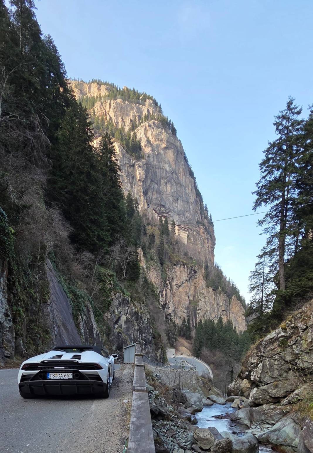 Köyüne Lamborghini ile geldi, anneannesini gezdirdi 3